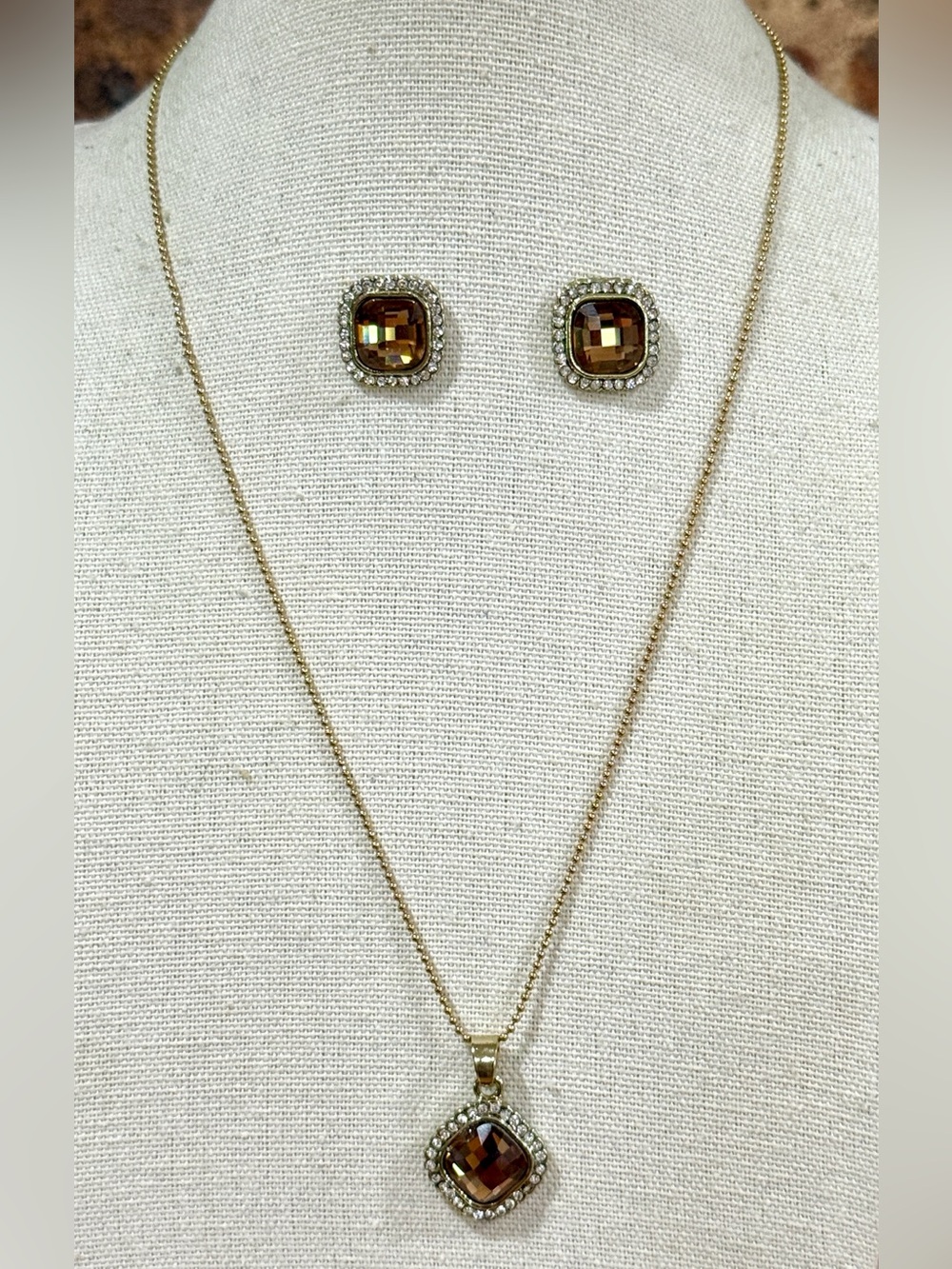 Brown faceted glass cabochon and rhinestone pendant necklace and earring set